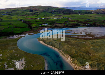 Irland, County Cork Mizen Head Halbinsel, Barley Cove Beach, Erhöhte Ansicht, von drohne getroffen Stockfoto