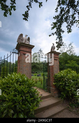 Englischer Garten Tor. Eine prunkvolle Eingangstor zu einem öffentlichen Park in Cambridgeshire, UK. Stockfoto