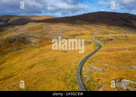 Luftaufnahme von Mountain Road in kargen Landschaft, Kerry County, Irland Stockfoto