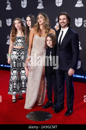 Luna Martinez, Paloma Martinez, Karen Martinez, Dante Martinez, Juanes bei der Ankunft für 20 Latin Grammy Awards - Ankünfte 2, MGM Grand Garden Arena in Las Vegas, NV 14. November 2019. Foto: JA/Everett Collection Stockfoto