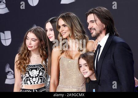 Luna Martinez, Paloma Martinez, Karen Martinez, Dante Martinez, Juanes bei der Ankunft für 20 Latin Grammy Awards - Ankünfte 2, MGM Grand Garden Arena in Las Vegas, NV 14. November 2019. Foto: JA/Everett Collection Stockfoto