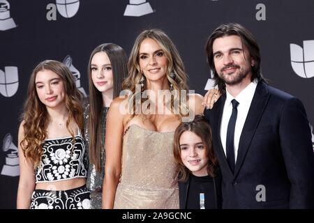 Luna Martinez, Paloma Martinez, Karen Martinez, Dante Martinez, Juanes bei der Ankunft für 20 Latin Grammy Awards - Ankünfte 2, MGM Grand Garden Arena in Las Vegas, NV 14. November 2019. Foto: JA/Everett Collection Stockfoto