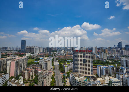 Ein Blick aus der Vogelperspektive auf Hochhäuser auf asiatischen städtischen Straßen Stockfoto