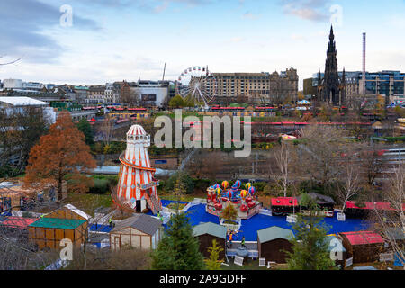 Edinburgh, Schottland, Großbritannien. 15. November 2019. Allgemeine Ansicht eines umstrittenen Edinburgh Weihnachtsmarkt am Tag vor der Eröffnung. Der Markt hat sich fast verdoppelt in diesem Jahr und viel von ihm wurde auf einem großen erhöhte Plattform für die erste Zeit, die verärgert hat viele Bewohner, die befürchten, dass die Princes Street Gardens beschädigt werden. Bedenken Sie, dass die korrekte Planung Anwendung Kanäle nicht eingehalten wurden. Der Markt öffnet am 16. November. Iain Masterton/Alamy Leben Nachrichten. Stockfoto