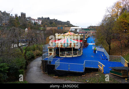 Edinburgh, Schottland, Großbritannien. 15. November 2019. Allgemeine Ansicht eines umstrittenen Edinburgh Weihnachtsmarkt am Tag vor der Eröffnung. Der Markt hat sich fast verdoppelt in diesem Jahr und viel von ihm wurde auf einem großen erhöhte Plattform für die erste Zeit, die verärgert hat viele Bewohner, die befürchten, dass die Princes Street Gardens beschädigt werden. Bedenken Sie, dass die korrekte Planung Anwendung Kanäle nicht eingehalten wurden. Der Markt öffnet am 16. November. Iain Masterton/Alamy Leben Nachrichten. Stockfoto