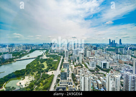 Asiatische städtische Landschaft, Innen- Seen und städtischen Gebäuden Stockfoto