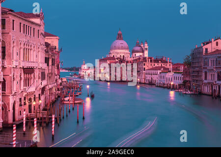 Grand Canal und der Basilika der hl. Maria von Gesundheit oder Santa Maria della Salute bei Sonnenuntergang in der Nacht, Italien Stockfoto