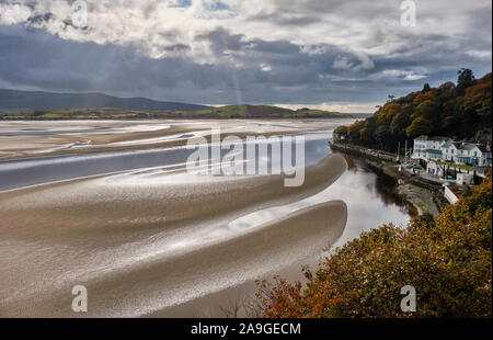 Der Wachtturm und Hotel neben dem Dwyryd Estuary in Portmeirion, Gwynedd, Wales Stockfoto