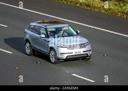 2017 Land Rover Range Rover Velaren SE D240; Großbritannien Verkehr, Transport, moderne Fahrzeuge, Limousinen, Süd - Auf der 3 Spur M61 Autobahn Autobahn gebunden. Stockfoto