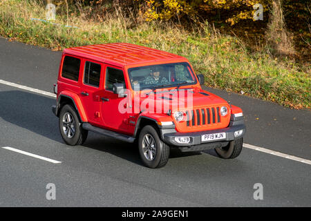 2019 Red Jeep Wrangler Sahara United GME; UK Vehicular Traffic, Transport, moderne Fahrzeuge, Limousinen, fahren Sie auf der 3-spurigen Autobahn M61 in Richtung Süden. Stockfoto