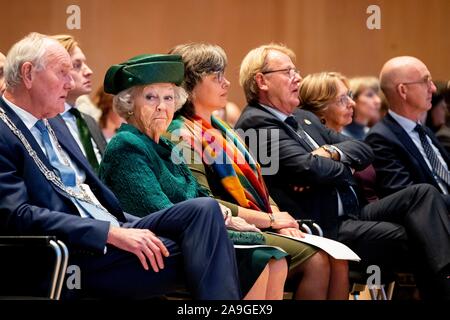 Den Haag, Niederlande. 15 Nov, 2019. Prinzessin Beatrix der Niederlande bei der vredespaleis in Den Haag, am 15. November 2019, dem jährlichen Thema Tag der Jugendkriminalität Richter Expert Group, wird das Programm zur Feier von 30 Jahren für die Rechte der Kinder Credit gewidmet: Albert Nieboer/Niederlande/Point de Vue |/dpa/Alamy Leben Nachrichten teilnehmen Stockfoto