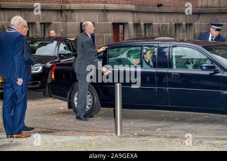 Den Haag, Niederlande. 15 Nov, 2019. Prinzessin Beatrix der Niederlande kommt an der Vredespaleis in Den Haag, am 15. November 2019, die jährliche Thema Tag der Jugendkriminalität Richter Expert Group, wird das Programm zur Feier von 30 Jahren für die Rechte der Kinder Credit gewidmet: Albert Nieboer/Niederlande/Point de Vue |/dpa/Alamy Leben Nachrichten zu besuchen Stockfoto