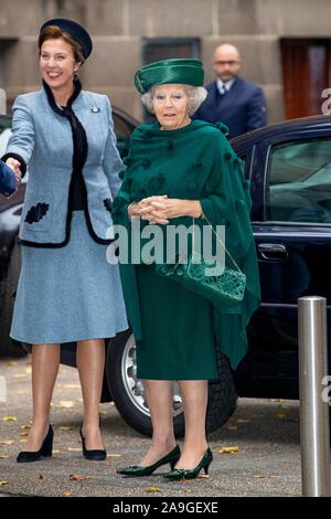 Den Haag, Niederlande. 15 Nov, 2019. Prinzessin Beatrix der Niederlande kommt an der Vredespaleis in Den Haag, am 15. November 2019, die jährliche Thema Tag der Jugendkriminalität Richter Expert Group, wird das Programm zur Feier von 30 Jahren für die Rechte der Kinder Credit gewidmet: Albert Nieboer/Niederlande/Point de Vue |/dpa/Alamy Leben Nachrichten zu besuchen Stockfoto