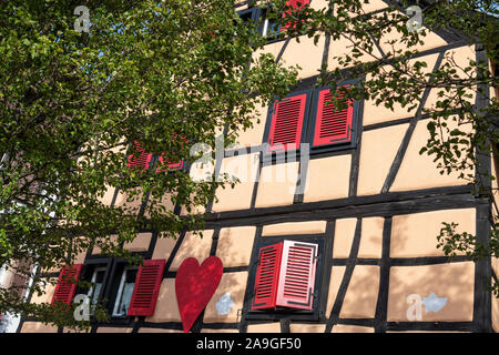Rotes Fenster Fensterläden Fensterläden auf ein altes Gebäude in Eguisheim Elsass Frankreich Europa Stockfoto