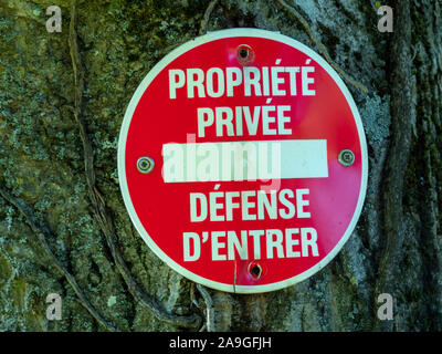 Eine französische private Eigenschaft kein Eintrag Schild an einem Baum in Frankreich, Proreiete privee Verteidigung d'eingeben Stockfoto