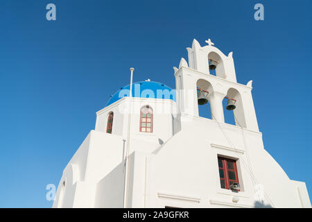 Blauer Himmel, blaue Kuppel und drei Glocken der Jungfrau Maria Orthodoxe Kirche in Santorini, Griechenland Stockfoto