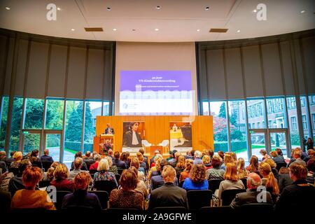 Den Haag, Niederlande. 15 Nov, 2019. Prinzessin Beatrix der Niederlande bei der vredespaleis in Den Haag, am 15. November 2019, dem jährlichen Thema Tag der Jugendkriminalität Richter Expert Group, wird das Programm zur Feier von 30 Jahren für die Rechte der Kinder Credit gewidmet: Albert Nieboer/Niederlande/Point de Vue |/dpa/Alamy Leben Nachrichten teilnehmen Stockfoto