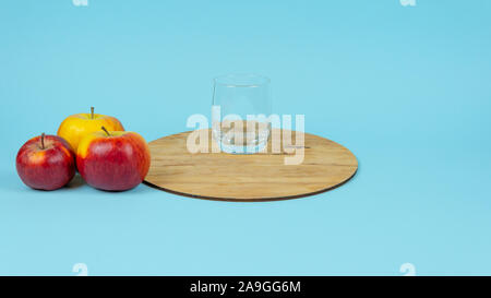 Glas Saft aus frischen Trauben und Äpfel auf blauem Hintergrund. Konzept der Diät, gesunde Ernährung und die Verwendung für Marketing Stockfoto