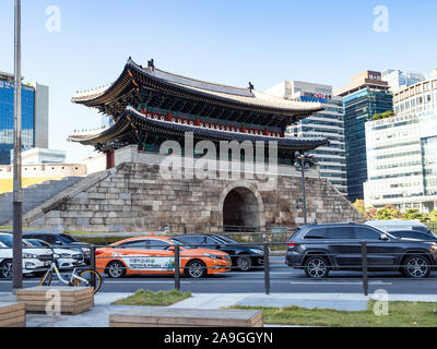 SEOUL, Südkorea - 30. OKTOBER 2019: Auto Verkehr in der Nähe von Sungnyemun (Namdaemun, South Great Tür) in Seoul Stadt. Gateway ist eine der acht Tore in t Stockfoto