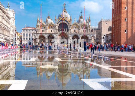 Dom der Basilika von Saint Mark und der Piazza San Marco, dem Markusplatz, überflutet von Hochwasser während der acqua alta Was bedeutet hohe Wasser, Venedig, Italien Stockfoto