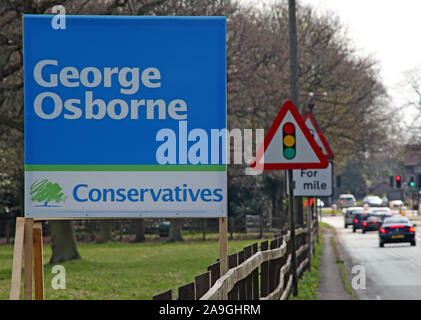 Poster zur Wahl der Konservativen George Osborne, Wahlkreis Tatton 2010 General Election, Mere, Knutsford, Cheshire, England, UK, WA16 6LJ Stockfoto