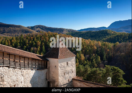 Festung Rasnov Waffen Turm Detail, Râșnov Zitadelle, Brasov County, Karpaten, Siebenbürgen, Rumänien. Historisches sächsisches Denkmal / Wahrzeichen. Stockfoto