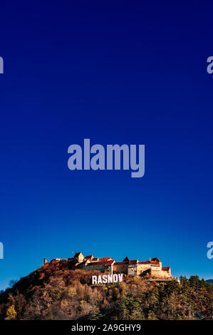 Festung Rasnov Zeichen, Râșnov Zitadelle, Brasov County, Karpaten, Siebenbürgen, Rumänien. Historisches sächsisches Denkmal / Wahrzeichen. Stockfoto