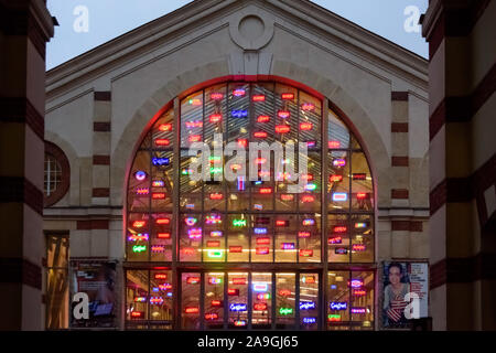 Die Cent Quatre (Le104) ist eine öffentliche kulturelle Zentrum in Paris, die am 11. Oktober 2008 Auf dem Gelände einer ehemaligen städtischen undertaker's bei 104 geöffnet r Stockfoto