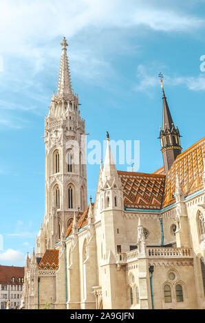 Vertikale Foto der Matthias Kirche, auch als die Kirche der Himmelfahrt der Budaer Burg, Budapest, Ungarn bekannt. Erstaunliche gotische Kathedrale in der ungarischen Hauptstadt. Touristische Sehenswürdigkeiten. Stockfoto