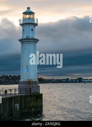 Newhaven Hafen, Edinburgh, Schottland, Vereinigtes Königreich, 15. November 2019. UK Wetter: Ein kaltes Sonnenuntergang mit der Temperatur nur um wenige Grad über dem Gefrierpunkt in Laboe Leuchtturm am Ufer des Firth von weiter Stockfoto