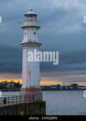 Newhaven Hafen, Edinburgh, Schottland, Vereinigtes Königreich, 15. November 2019. UK Wetter: Ein kaltes Sonnenuntergang mit der Temperatur nur um wenige Grad über dem Gefrierpunkt in Laboe Leuchtturm am Ufer des Firth von weiter Stockfoto