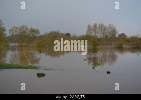 Hochwasser vom Fluss Wye in und um Ross on Wye Herefordshire re Klimawandel winter Fluss Abwehr Stockfoto