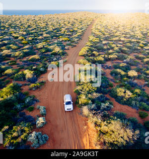 Off road Desert Adventure, Auto und Titel auf Sand im australischen Outback. Stockfoto