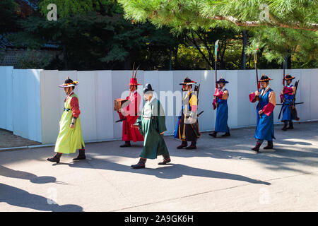 SEOUL, Südkorea - 30. OKTOBER 2019: ehrengarde März in Deoksugung (Deoksu Palace) in Seoul. Dieser Komplex ist eine der fünf großen Paläste gebaut Stockfoto