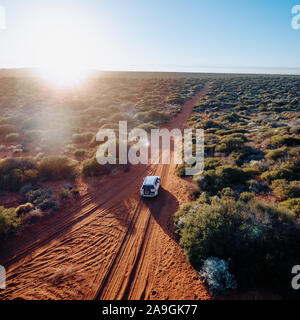 Off road Desert Adventure, Auto und Titel auf Sand im australischen Outback. Stockfoto