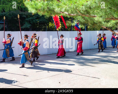 SEOUL, Südkorea - 30. Oktober 2019: Die Wachen März im Garten der Deoksugung (Deoksu Palace) in Seoul. Dieser Komplex ist eine der fünf großen Paläste bu Stockfoto