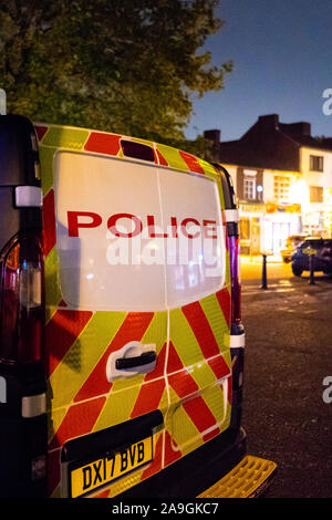 Einen Polizeiwagen in der Nacht an der Szene einer Störung Mögliche terroristische Bedrohung in Newcastle Under Lyme, Stoke-on-Trent, Staffordshire, Policing Stockfoto