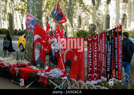 Street stall verkaufen Tuskish Fahnen, Schals und Fahnen mit Atatürk Porträts um Dolmabahce Palast, der auf den Tag des Gedenkens für Atatürk. Stockfoto