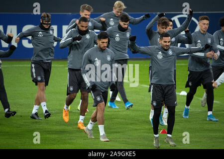 Düsseldorf, Deutschland. 15 Nov, 2019. Fußball: Nationalmannschaft, vor dem EM-Qualifikationsspiel gegen Weißrussland: Der nationale Spieler sind in der Aufwärmphase. Die Mannschaft bereitet sich in Düsseldorf für das EM-Qualifikationsspiel am 16.11.2019 in Mönchengladbach gegen Weißrussland. Credit: Federico Gambarini/dpa/Alamy leben Nachrichten Stockfoto