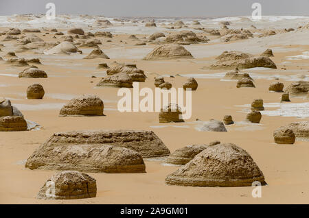 Ägypten, Farafra, Nationalpark Weiße Wüste, geformt durch Wind und Sand, Erosion/AEGYPTEN, Farafra, Nationalpark Weisse Wueste, durch Wind und Sand geformte Landschaft Stockfoto