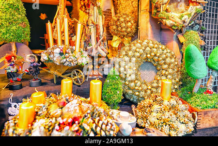 Golden Christmas Kränze mit Kerzen Riga Weihnachtsmarkt neue Stockfoto