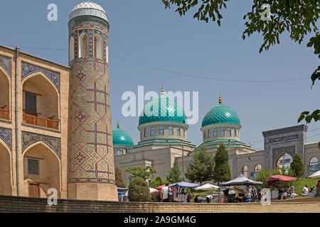 Ein Blick auf die Architektur und Gebäude in der Innenstadt von Taschkent, Usbekistan. Stockfoto
