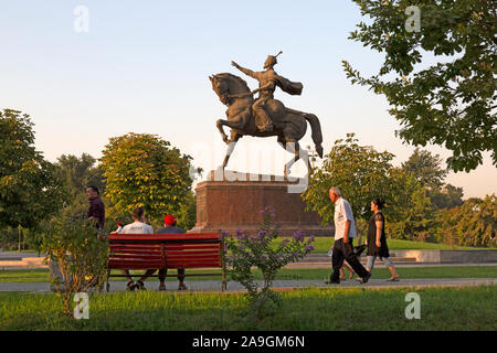 Die Amir Timur Statue in den Gärten an der Amir Timur Platz in Taschkent, Usbekistan. Stockfoto