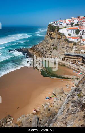 Natürliche Salzwasserpool am Praia das Azenhas do Mar in der Nähe von Sintra, Portugal. Stockfoto