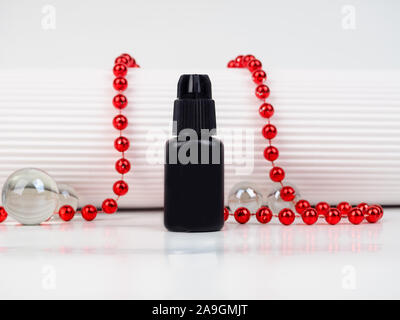 Ein schwarzes Glas für Kosmetika, für Rahm, Klebstoff steht auf einem weißen Hintergrund in der Einrichtung, Kosmetik und Spa-Konzept. Für ihr Design Vorlage. Stockfoto