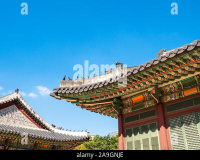 SEOUL, Südkorea - 30. OKTOBER 2019: Dächer von zwei hölzerne Gebäude in Deoksugung (Deoksu Palace) in Seoul. Dieser Komplex ist einer der fünf Grand Pal Stockfoto