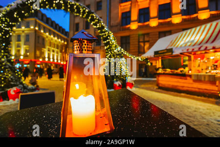 Laterne vor dem Eingang zum Weihnachtsmarkt neue Stockfoto