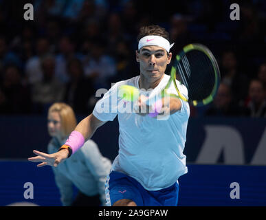 O2, London, UK. 15. November 2019. Rafael Nadal (ESP) (1) vs Stefanos Tsitsipas (GRE) (6), Nadal gewinnt 6-7 6-4 7-5 Quelle: Malcolm Park/Alamy Leben Nachrichten. Stockfoto