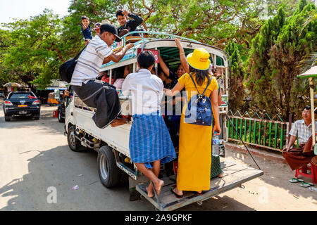 Birmanischen Volkes Aufstieg an Bord eines Lkw, Mandalay, Myanmar. Stockfoto