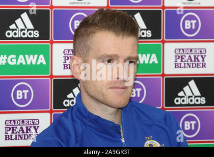 Windsor Park, Belfast, Nordirland, Irland. 15. Nov 2019. Nordirland Pressekonferenz in Belfast. Nordirland spielen die Niederlande im Windsor Park morgen Abend in einer entscheidenden EM-Qualifikationsspiel 2020. Nordirland Kapitän Steven Davis. Quelle: David Hunter/Alamy leben Nachrichten Stockfoto